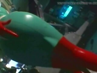 Hyvin tunnettu japanilainen sairaanhoitaja milks jäsen sisään punainen lateksi käsineet